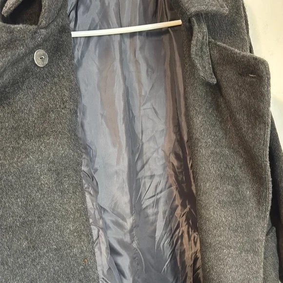 Elegant Black Pea Coat with Classic Collar and Tailored Fit - Picture 7 of 9